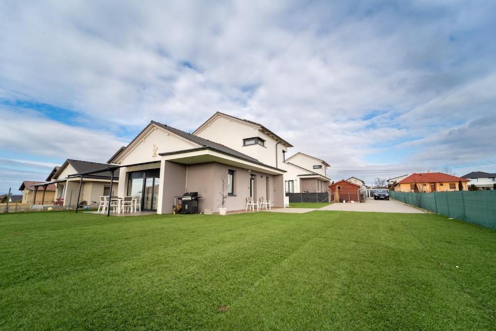 Abg House Ecser Exterior foto